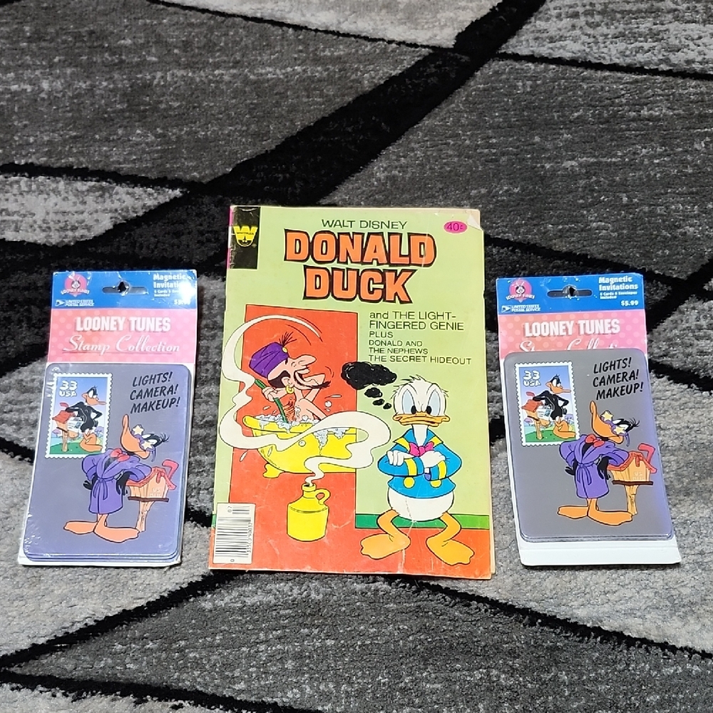 VINTAGE LOONEY TUNES MAGNETIC CARDS & WALT DISNEY COMIC BOOK BUNDLE